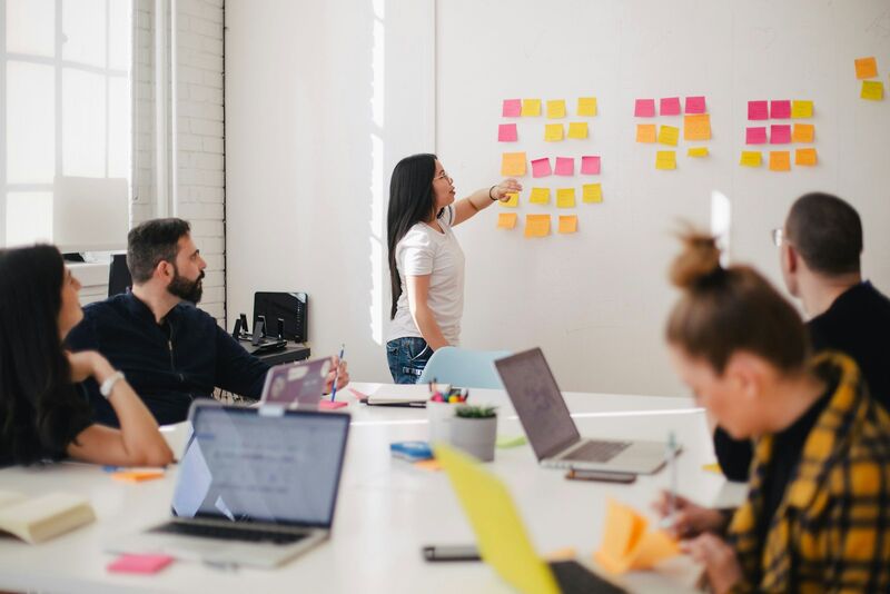 Team leader coaching new hires during an onboarding session